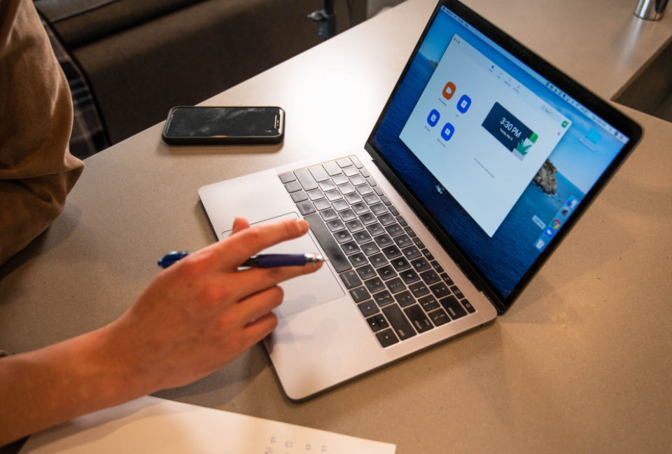 自宅で副業に取り組むリモートワーカー